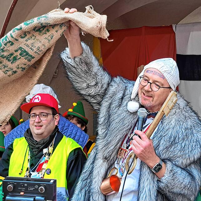 Oberbürgermeister Uli Burchardt (rechts) gibt sich &bdquo;Super Mario&ldquo; Böhler (links), dem Narrenzunft-Präsidenten der Niederburg, ...
