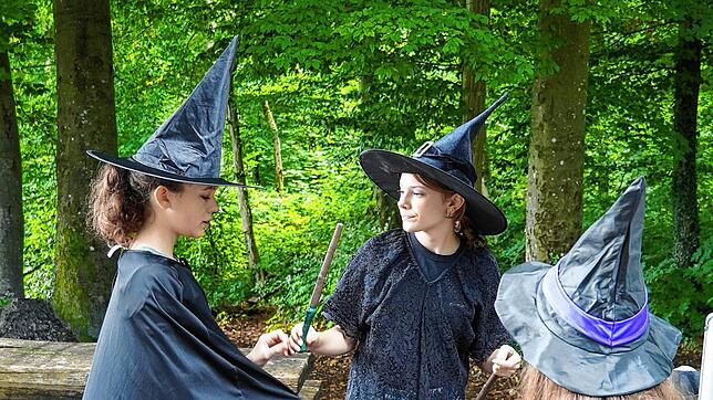 Die Jugendlichen Clara, Lioba und Amélie spielen im Film Hexen, die versuchen, die Weltherrschaft an sich zu reißen. Fotos: Rosa Di Nardo