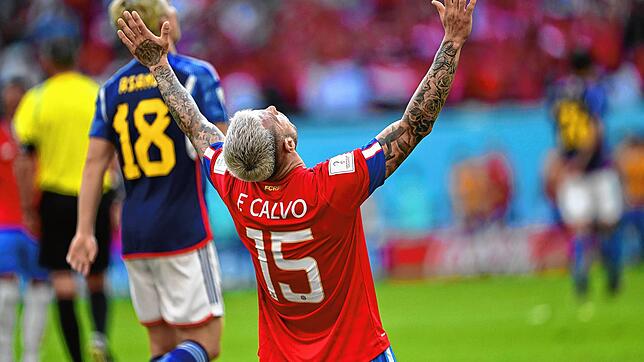 Francisco Calvo (vorne) aus Costa Rica jubelt nach dem Sieg gegen Japan.