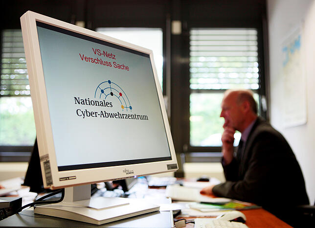 Ein Mitarbeiter sitzt im Nationalen Cyber-Abwehrzentrum an einem Computer. Die Bundesregierung prüft, ob die im Internet ...