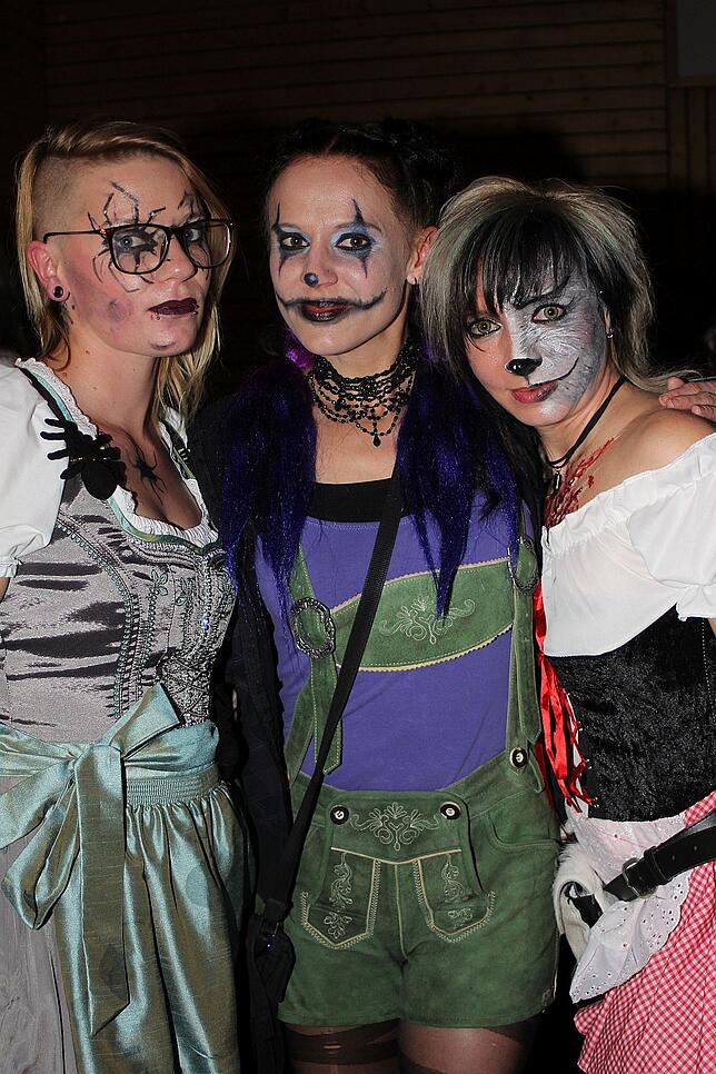 Bild 30: 1400 Gäste feiern die Halloweennacht in Tracht mit der Band Allgäu Power
