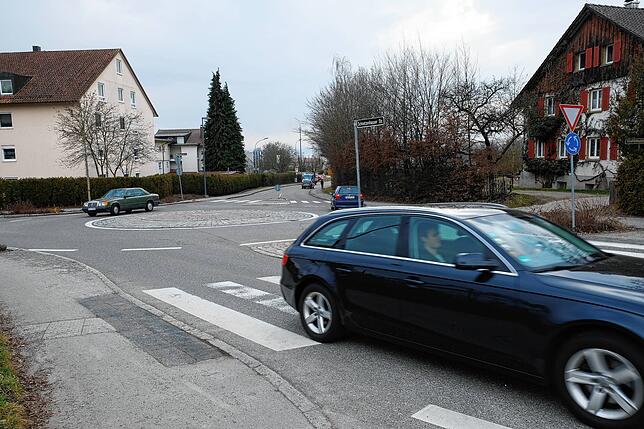 Die Zufahrten zum Kreisverkehr am Stockerholz sind laut Aussage der Stadt normgerecht, Anwohner beobachten häufig gefährliche ...
