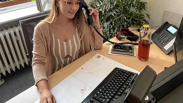 Ob Telefon oder Computersoftware: Für Sina Strittmatter gehört Kommunikation zum Arbeitsalltag.