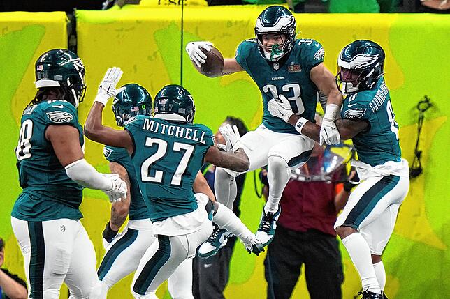 Philadelphia Eagles Defensive Back Cooper DeJean (33) feiert seinen Touchdown mit Safety C.J. Gardner-Johnson (8) nach einer Interception.