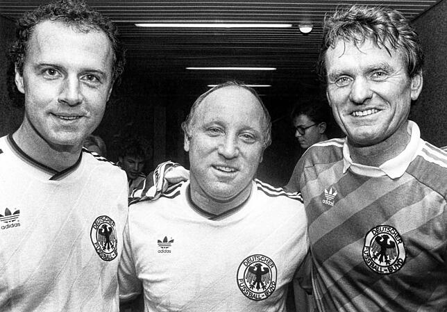Deutsche Fußball-Legenden unter sich: Der ehemalige Fußballnationalspieler und Ehrenspielführer der deutschen Nationalelf Uwe Seeler ...