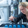 Im Sick-Standort in Donaueschingen bedient eine Mitarbeiterin einen Roboterarm. Sick hat 2020 in Deutschland mehr als 100 Mitarbeiter ...