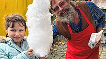 Eine Zuckerwatte für die kleine Naschkatze. Beim Oktobermarkt in Murg waren natürlich auch Leckerein zu erhalten.