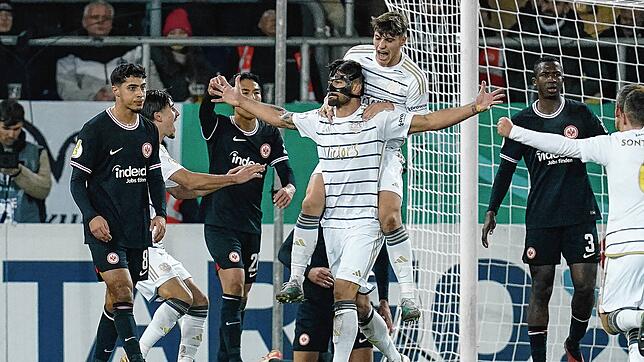Der Villinger Kai Brünker (mit Maske) war der Mann des Spieles beim Pokal-Coup von Drittligist 1. FC Saarbrücken gegen Bundesligist ...
