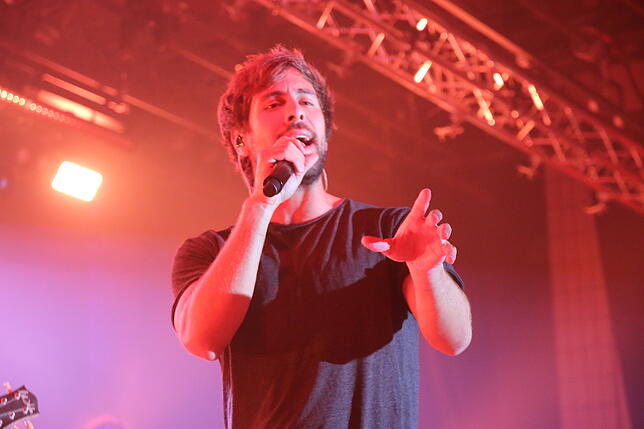 Max Giesinger bot den begeisterten Besuchern im Milchwerk ein mitreißendes Konzert &ndash; rockig-poppige Nummern und sanfte Lieder.