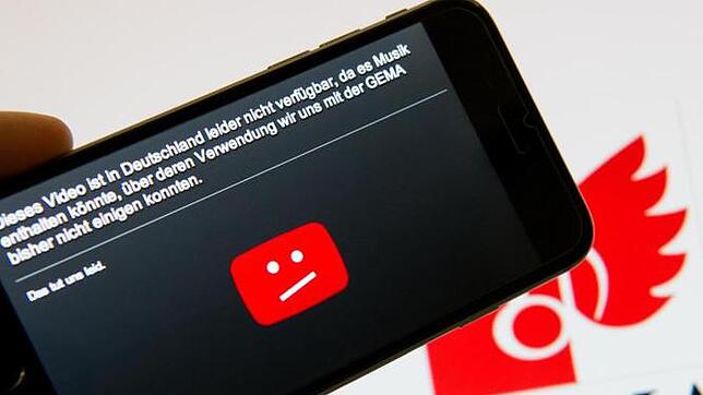 YouTube gegen GEMA Auf einem Smartphone ist der Hinweis des Video-Portals YouTube zu sehen, nach dem ein Video in Deutschland nicht gezeigt werden darf. ...