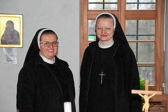 Die Schwestern Passionistinnen, Schwester Klara (links) und Schwester Daniela (rechts) freuen sich über neue Anbeter im Kloster ...