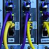 Netzwerkkabel stecken in einem Server. Große Datenpakete werden so in Datennetze übertragen. Im Schwarwzald-Baar-Kreis schreitet der ...