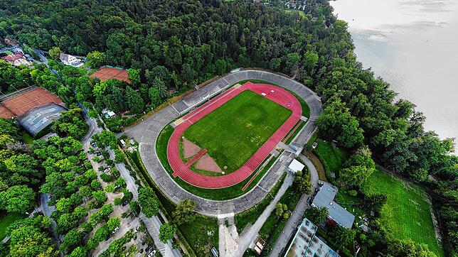 Eigentlich eine Perle am Bodensee: Ein Stadion umringt von Bäumen und direkt am Wasser. Doch das Bauwerk weist seit Jahren etliche ...