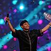 Der Sänger JJ aus Österreich gewinnt den Eurovision Song Contest in Basel. Auf der Bühne der St. Jakobshalle hält er die Trophäe in der ...