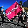Die Zwillinge Edward (r) und John Grimes aus Dublin, Irland, halten eine &bdquo;Free Britney&ldquo;-Flagge vor einer Anhörung über die ...
