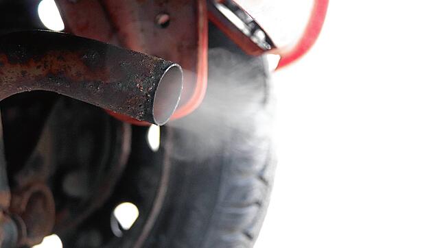 Ein Auto emittiert auch im Leerlauf Abgase und verbraucht Sprit: Deshalb ist das Warmlaufenlassen im Winter verboten &ndash; selbst wenn ...