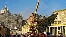 Mit einem Autokran wurde die Bad Säckinger Tanne auf dem Petersplatz gestellt. Im Hintergrund der eingerüstete Petersdom.