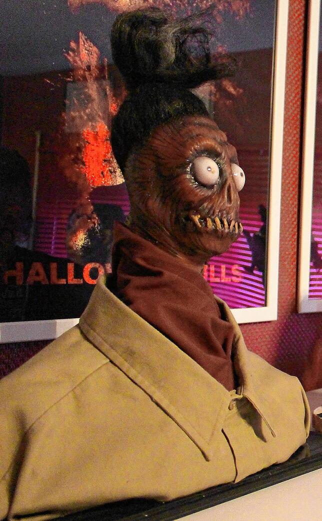 Diese Schrumpfkopf-Büste stammt aus dem Film &bdquo;Beetlejuice&ldquo;. Die Figur sitzt dort im Wartezimmer des Jenseits und wartet auf ...
