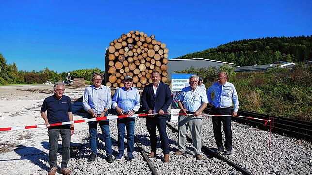Eröffnung des Holzladegleises (von links): Albrecht Obergfell (Ingenieurbüro Schweizer), Gerd Hickmann (Abteilungsleiter ...