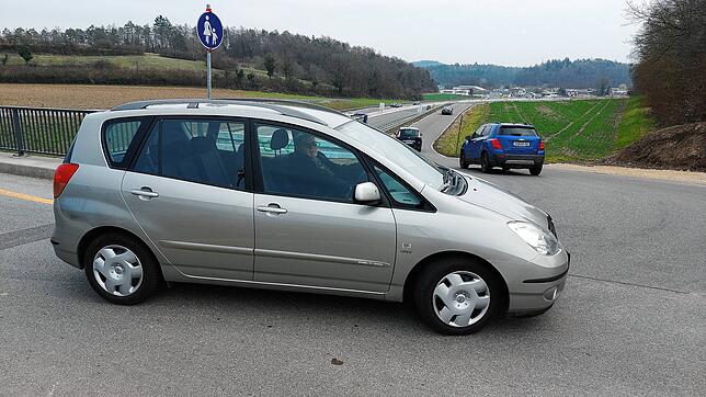 Eine umständliche und lange Umleitung müssen Verkehrsteilnehmer bei Allensbach vom Gewerbegebiet in den Kernort fahren: über die ...