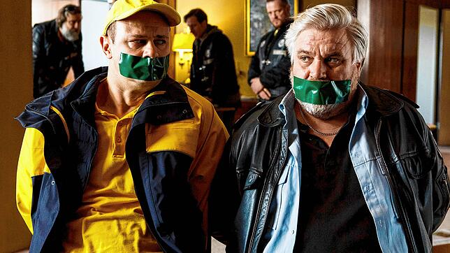 Vorne die Guten, hinten die Gangster: Postbote Heiner Kelzenberg (Moritz Führmann, links) und Dorfsheriff Frank Koops (Aljoscha ...