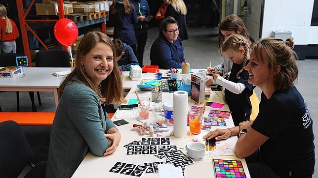 Die Kinder haben anlässlich der Illmenseer Gewerbeschau an mehreren Betriebsstandorten, wie beispielsweise hier beim Unternehmen ...