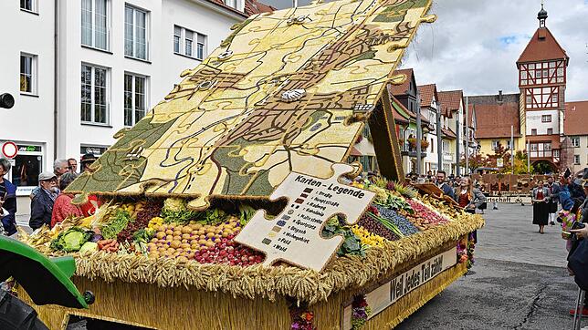 Großer Festumzug Kreiserntedankfest in Bräunlingen: Als bester Themenwagen preisgekrönt wird in Bräunlingen der Aufbau der Brigachtaler ...