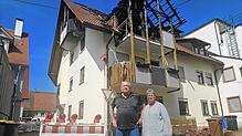 Berndt und Karin Schmolinsky besuchen fünf Wochen nach der Brandkatastrophe den Unglücksort.