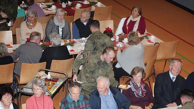 Soldaten der Patenkompanie aus Stetten a.k.M. kümmerten sich um die Senioren und gaben Kaffee und Kuchen aus bei der Weihnachtsfeier in ...