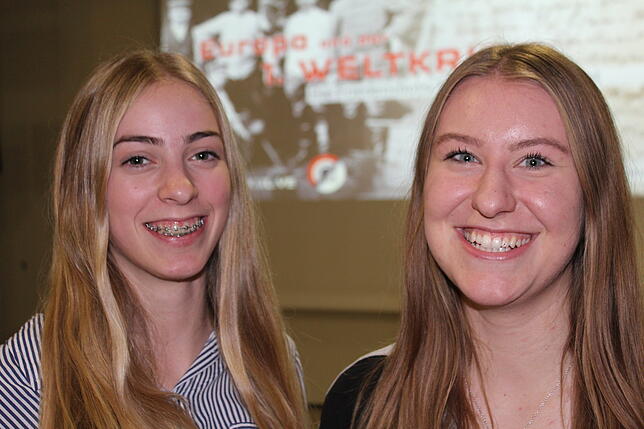 Nicht nur die beiden Oberstufenschülerinnen aus Aach, Magdalena Jurisch (li) und Sabrina Bürßner, waren von der Multimediadokumentation ...