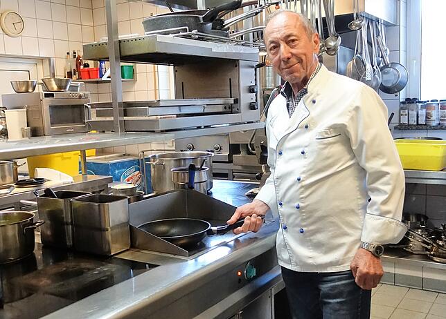Seit etwa 65 Jahren steht Rudi Öxle als Koch am Herd, mit viel Freude und größtem Augenmerk auf Frische und Qualität.