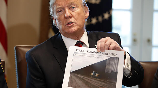 Donald Trump, US-Präsident, hält ein Foto einer möglichen Grenzmauer in der Hand, während er eine Diskussionsrunde zum Thema ...
