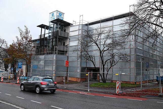 Das Parkhaus Stadtmitte an der Wiestorstraße ist von einem Schallschutz-Gerüst umgeben. Weitere Holzplatten sollen an dem Gebäude für ...