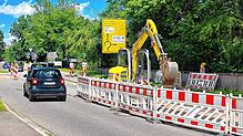 Jetzt tut sich an der Baustelle Friedrich-Ebert-Straße etwas. Material liegt vor, Arbeiter und Maschinen arbeiten.