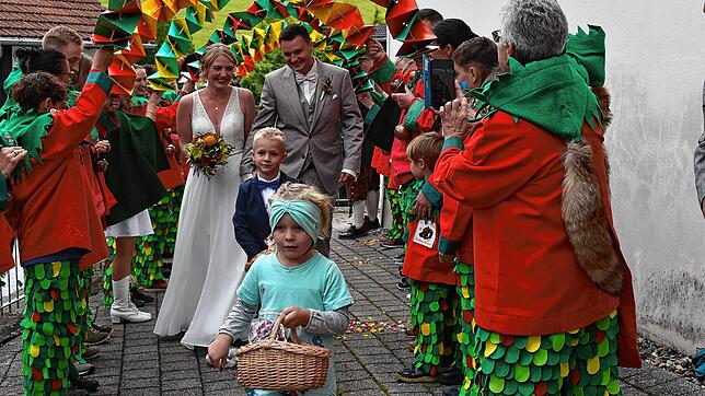 Der Vermessungsingenieur Aaron Hirzle aus Birkendorf und die Gymnasiallehrerin Sophia-Maria Sieber gaben sich am 14. September 2024 in ...