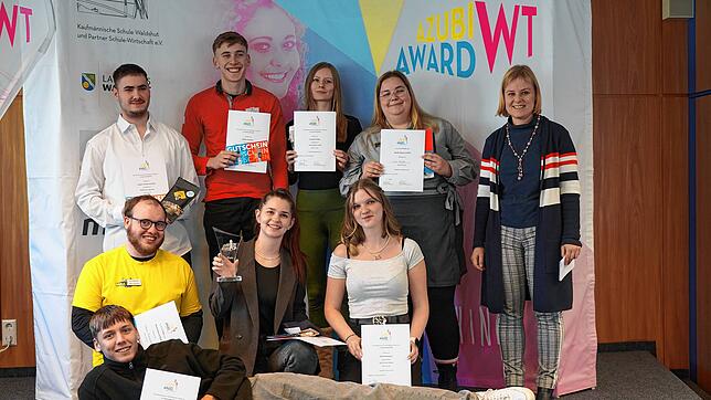 Die Teilnehmer beim Azubi- Award (von links): hinten Ruben Oliveira da Silva, Maxim Korolev, Claudia Rößler, Lea Baber, Mitte Simon ...