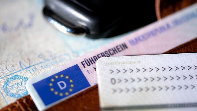 Der Mann hatte seinen Führerschein wegen eines Fahrverbots abgeben müssen. (Symbolbild)