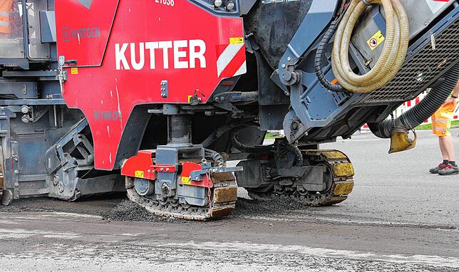 Die Spezialfräse trägt Spurrillen auf der Bertholdstraße ab.