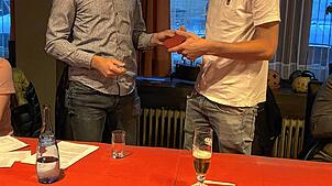 Vorsitzender Yannik Kalt (links) verabschiedet seinen bisherigen Stellvertreter Urs Wasmer mit einem Geschenk aus dem Vorstand des FC ...