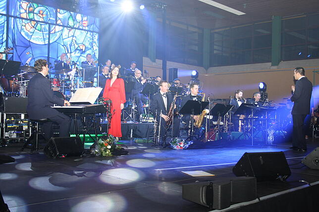 Die Bigband der Bundeswehr begeisterte bei einem Benefizkonzert in der Wehrer Seebodenhalle das Publikum.
