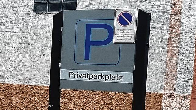 So präsentiert sich das Parkverbotschild in der Wöhrdenstraße noch am Silvestermorgen. Mittlerweile ist es allerdings abgeändert.