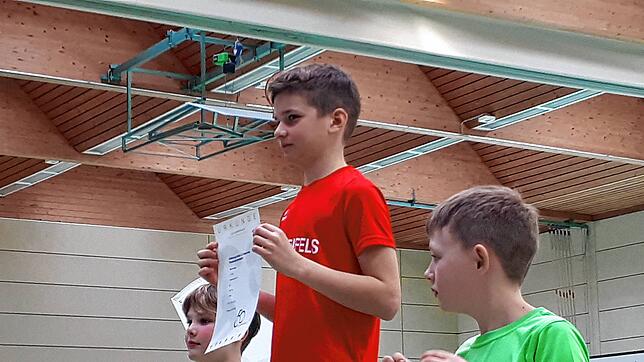 Siegerehrung der Klasse M11 beim Kinder-Hallensportfest der LG Hohenfels mit Sieger Karl Schupp vom LC Buch, dem Zweitplatzierten Jona ...