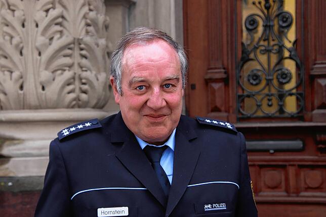 Günter Hornstein, in Überlingen 1958 geboren, fing als 17-Jähriger beim Bundesgrenzschutz an. Seit 1978, also 42 Jahre lang, arbeitete ...