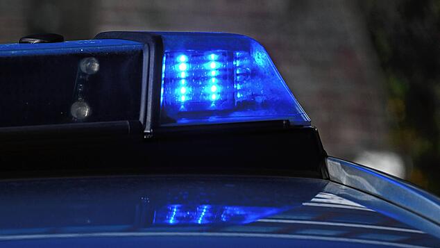 Ein Polizeiauto im Einsatz (Symbolbild). Die Polizei Bad Säckingen sucht einen Mann, der ein Kind geschlagen haben soll.