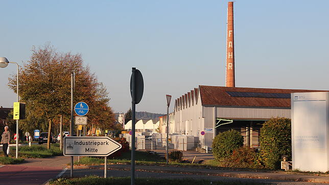 Am Ortseingang sieht man schon von weitem die alten Fahr Schornstein als Art Wahrzeichen von Gottmadingen. Bild: Susanne Gehrmann-Röhm
