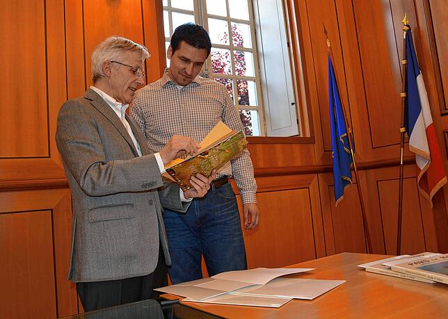 Die Bürgermeister Alain de la Garanderie aus Machecoul und Tobias Gantert aus Ühlingen Birkendorf 2013 beim Empfang der deutschen ...
