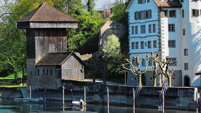 Direkt am Rheinufer erhebt sich der Hänkiturm. In nordwestlicher Nachbarschaft ist das das Diessenhofer Museum Kunst und Wissen zu finden.