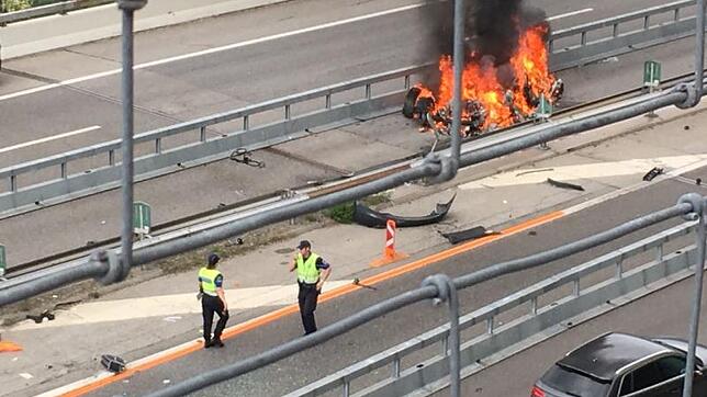 Der brennende Tesla auf der Autobahn 2 in der Nähe von Bellinzona im schweizerischen Kanton Tessin. Bei dem Unfall starb ein 48-jähriger ...