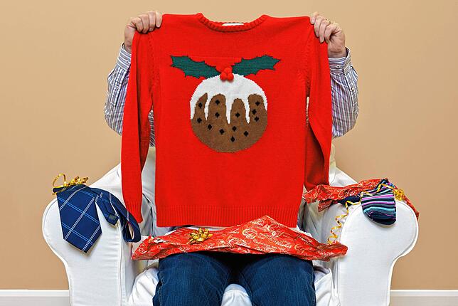 Nee, oder? Diesen Pullover, und noch dazu im Set mit den Socken, möchte wirklich nicht jeder haben.