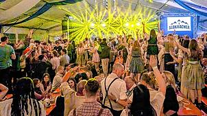 Beim Friedrichshafener Oktoberfest heizte unter anderem die Band „Albkracher“ den Besuchern im Festzelt ein. Veranstalter Naveed Malik ...